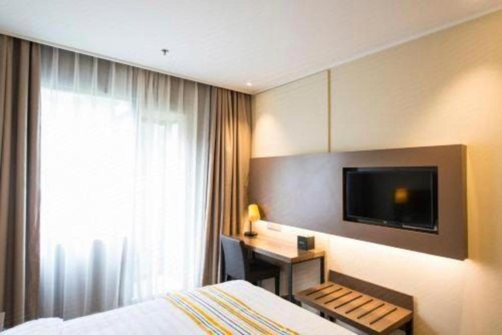 Home Inn Plus Shanghai New International Expo Center Yushan Road Yuanshen Sports Exterior photo
